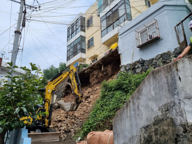 부산 서구 암남동의 한 다세대 주택 축대 일부가 폭우로 붕괴돼 주민 32명이 긴급 대피했다.