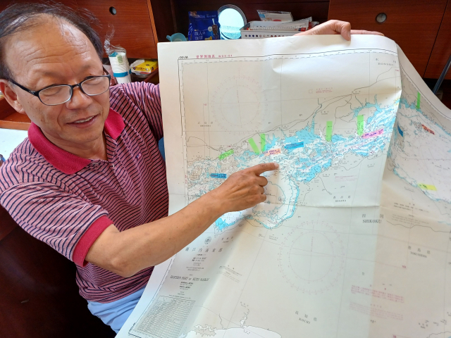 전우홍 씨가 지도를 가리키며 조선통신사 뱃길 답사 여정을 설명하고 있다. 최학림 선임기자 theos@