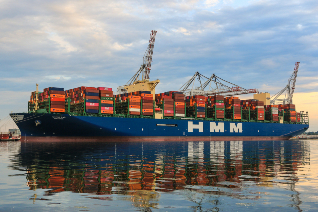 2만 4000TEU급 세계 최대 컨테이너선인 HMM 오슬로호(Oslo)가 영국 남부의 사우스햄프턴(Southampton)에서 입항하는 모습. 해양진흥공사 제공