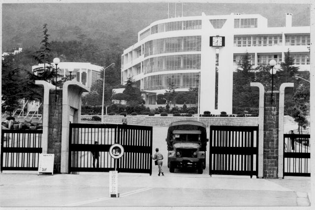 사진은 부마민주항쟁 당시 부산대학교 교정에 진주한 계엄군 모습. 부산일보DB