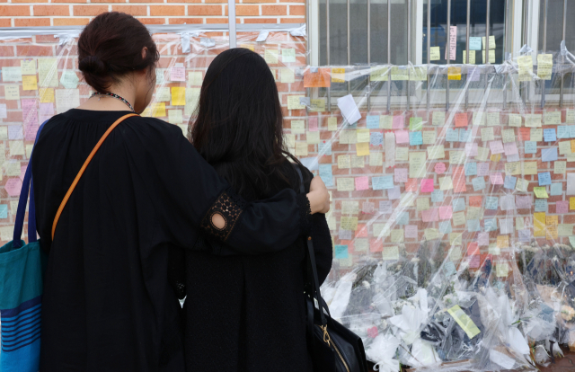 23일 서울 서초구의 한 초등학교에서 극단적 선택을 한 교사를 추모하는 추모객들의 발길이 이어지고 있다. 연합뉴스