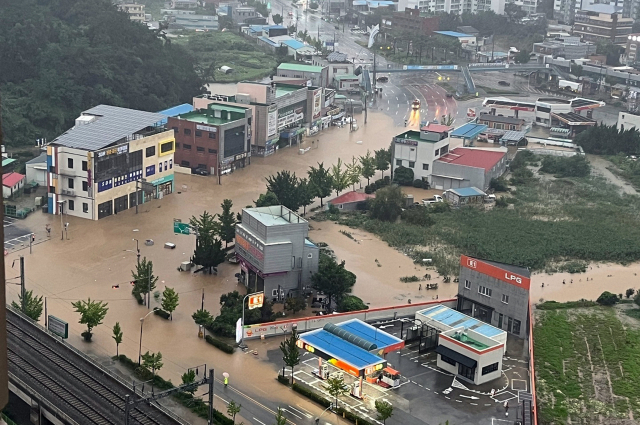 24일 오전 전남 목포시 석현동 일부 시가지가 밤사이 내린 폭우에 침수됐다. 연합뉴스