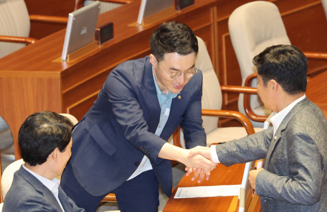 무소속 김남국 의원이 지난 18일 오후 서울 여의도 국회에서 열린 본회의에 참석하며 의원들과 인사하고 있다. 연합뉴스