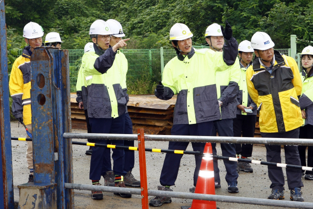한국원자력환경공단 조성돈(앞줄 오른쪽 세 번째) 이사장이 방폐장 2단계 건설현장 등 취약지역 안전을 점검하고 있다. 한국원자력환경공단 제공