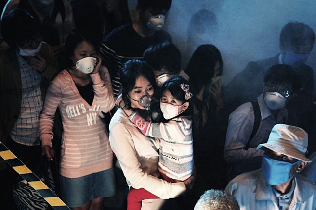 코로나19사태로 주목받았던 영화 ‘감기’(2013)의 한 장면. 부산일보DB