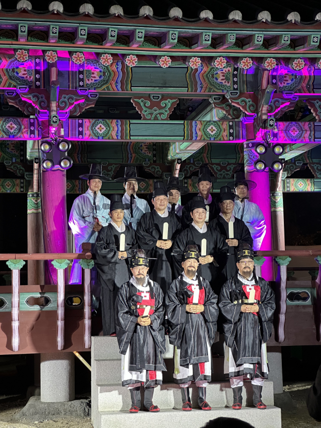 28일 영가대 해신제가 끝나고 참여한 3헌관과 제관들이 기념사진을 찍고 있다. 김은영 선임기자