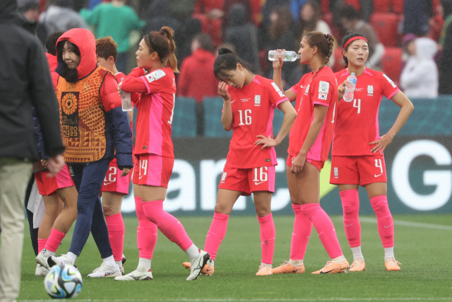 30일 호주 애들레이드의 하인드마시 스타디움에서 열린 2023 국제축구연맹(FIFA) 호주·뉴질랜드 여자 월드컵 H조 2차전 한국 대 모로코 경기에서 한국 여자 대표팀은 모로코에 0-1로 패했다. 16강 진출 가능성이 희박해진 한국 여자 축구 대표팀의 지소연 등 선수들이 아쉬워하고 있다. 연합뉴스