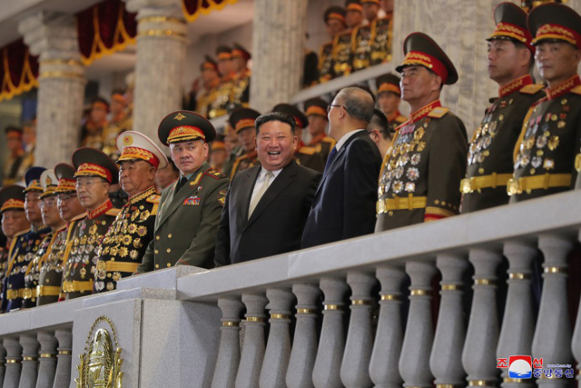 지난 27일 ‘전승절’을 기념해 북한 평양에서 열린 열병식에 김정은 위원장과 쇼이구(왼쪽에서 두 번째) 장관이 참석했다. UPI연합뉴스