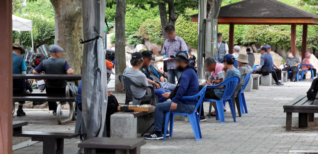 주요 외신은 한국의 급속한 고령화에 우려를 표했다. 이달 초 부산 중구 중앙공원에서 노인들이 나무그늘에 앉아 시간을 보내고 있다. 정종회 기자 jjh@