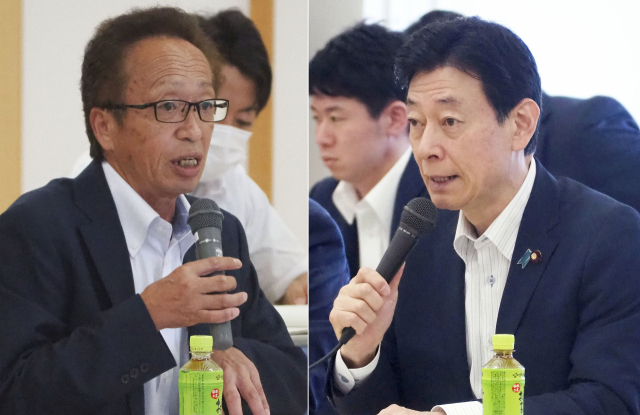 니시무라(오른쪽) 일본 경제산업상이 지난달 30일 후쿠시마현에서 곤노 조합장을 만나 오염수 방류의 안전성을 설명하고 있다. 교도연합뉴스