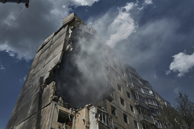 지난달 31일(현지 시간) 우크라이나 중부 도시 크리비리흐의 한 아파트가 러시아군의 미사일 공격으로 파괴됐다. 이 공격으로 최소 6명이 숨지고 73명이 부상했다. AP연합뉴스