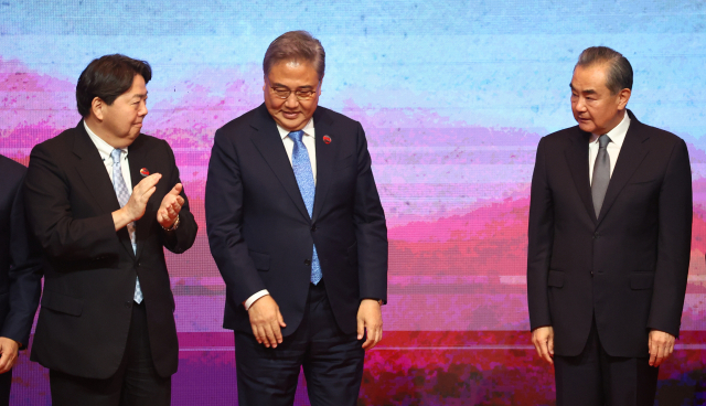 왕이(오른쪽) 위원과 하야시(왼쪽) 외무상이 지난달 13일 인도네시아에서 열린 아세안 외교장관회의에서 마주 보고 있다. 연합뉴스