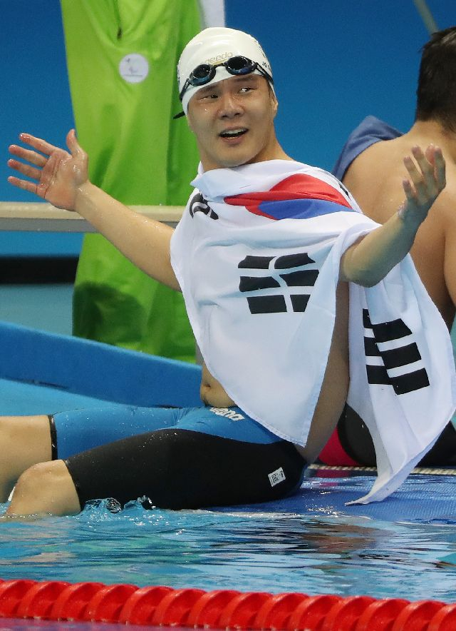 2016 브라질 리우 올림픽 아쿠아틱스 스타디움에서 펼쳐진 패럴림픽 수영 S4 남자 100m 자유형에서 조기성 선수가 1분23초36으로 금메달을 차지한 뒤 기뻐하고 있다. 연합뉴스