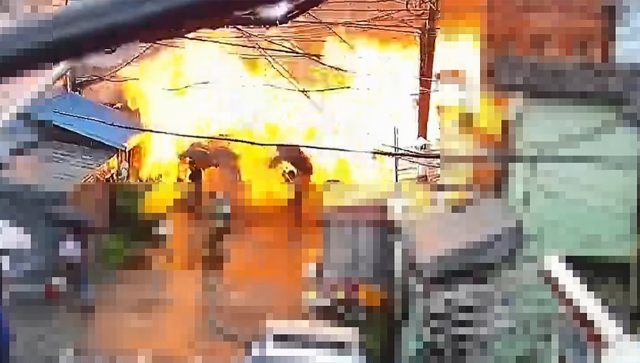 부산 동구 좌천동 한 목욕탕에서 지난해 9월 1일 화재로 인한 폭발이 발생해 화염이 시민들을 덮치고 있다. 연합뉴스