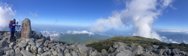 설악산 대청봉 파노라마 풍경. 동해에서 구름이 피어난다.