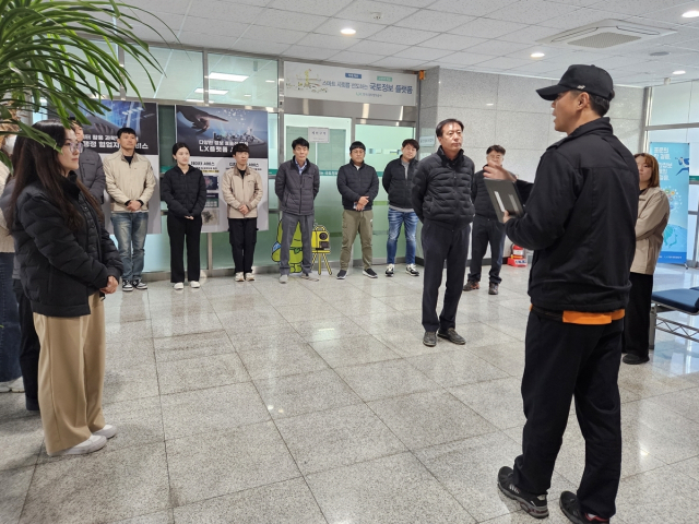 한국국토정보공사 부산울산지역본부 직원들이 소방훈련 후 온천119안전센터 소방공무원의 훈련 강평을 듣고 있다