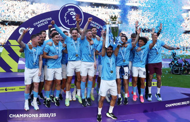 지난 5월 2023-2024시즌 잉글랜드 프로축구 프리미어리그(EPL) 우승을 차지한 맨체스터 시티(맨시티) 선수들이 우승 트로피를 힘차게 들어 올리며 자축하고 있다. 로이터연합뉴스