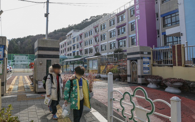 출생률 저하에 따라 2024년 입학생 수가 20명 미만인 부산 지역 초등학교가 42곳에 달하는 것으로 나타났다. 부산의 한 초등학교에서 학생들이 하교하고 있다. 김종진 기자 kjj1761@