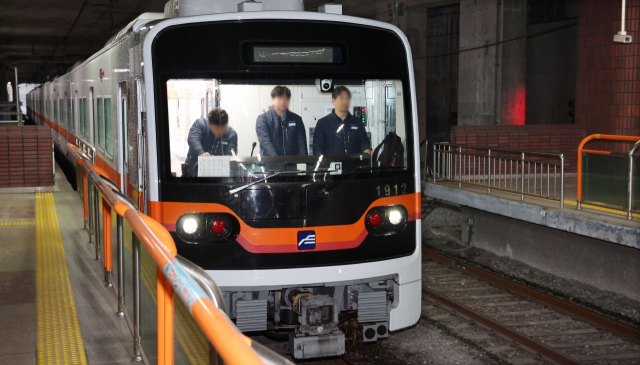 지난해 12월 부산도시철도 1호선에 처음으로 투입된 신조전동차가 운행을 위해 금정구 노포역으로 진입하고 있다. 정종회 기자 jjh@