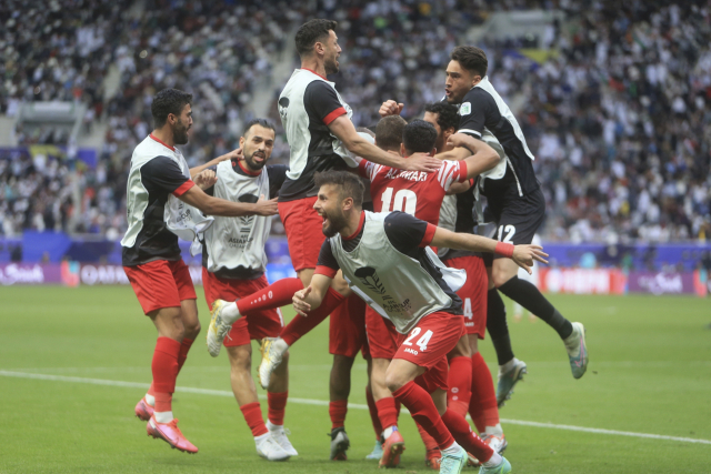 29일(한국시간) 카타르 알라이얀의 칼리파 인터내셔널 스타디움에서 열린 2023 아시아축구연맹(AFC) 아시안컵 요르단과 이라크의 16강전에서 요르단이 동점을 만드는 두 번째 골을 놓은 후 선수들이 기뻐하고 있다. AP연합뉴스