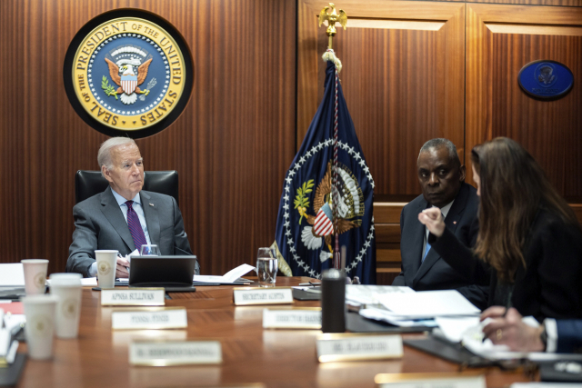 조 바이든(왼쪽) 미국 대통령이 29일(현지시간) 워싱턴DC 백악관 상황실에서 오스틴 국방장관과 함께 브리핑을 받고 있다. AP연합뉴스연합뉴스