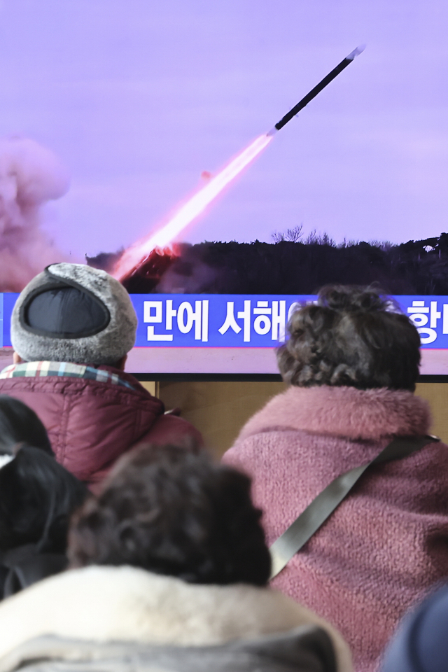 북한이 순항미사일을 발사한 30일 서울역에서 시민들이 관련 뉴스를 보고 있다. 연합뉴스