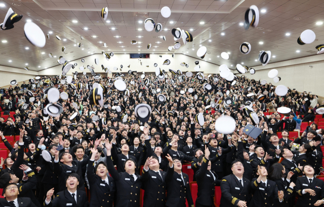 31일 부산 한국해양대학교에서 열린 해사대학 2023학년도 전기 학위수여식에서 졸업생들이 모자를 던지며 자축하고 있다. 정종회 기자 jjh@