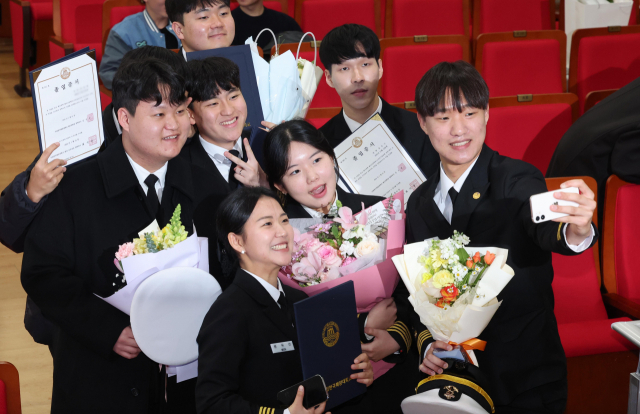 31일 부산 한국해양대학교에서 열린 해사대학 2023학년도 전기 학위수여식에서 졸업생들이 환한 얼굴로 사진을 찍고 있다. 정종회 기자 jjh@