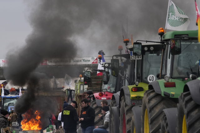 지난달 30일(현지시간) 프랑스 농민 시위대가 동원한 트랙터들이 파리 외곽 조시니의 고속도로를 점거하고 있다. 에마뉘엘 마크롱 정부의 농업정책에 반대하는 농민 시위대는 ‘무기한 파리 봉쇄’를 예고했다. AP연합뉴스