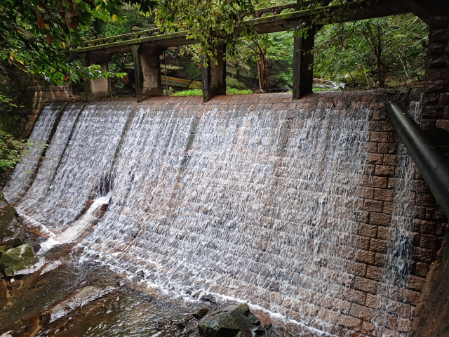 일제강점기 1932년에 완공된 범어사 계곡 용성댐은 요산 김정한의 등단작 ‘사하촌’에 나오는 ‘제2 저수지’의 바로 그 댐이다.