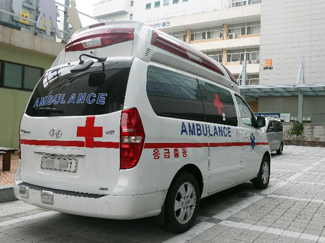 부산의 한 대학병원으로 들어가는 응급차. 기사 내용과는 관련이 없다. 연합뉴스