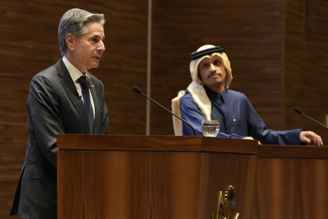 중동을 순방 중인 토니 블링컨(왼쪽) 미국 국무장관이 6일(현지시간) 카타르 도하에서 무함마드 빈 압둘라흐만 알사니 카타르 총리 겸 외무장관과 공동 기자회견을 하고 있다. AP연합뉴스