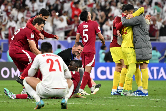 카타르 선수들이 8일(한국시간) 카타르 도하 앗수마마 스타디움에서 열린 아시안컵 준결승전 이란전에서 3-2로 승리하자 기뻐하고 있다. AFP연합뉴스