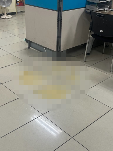 부산도시철도 2호선 사상역 역무안전실에 분뇨 테러한 모습.