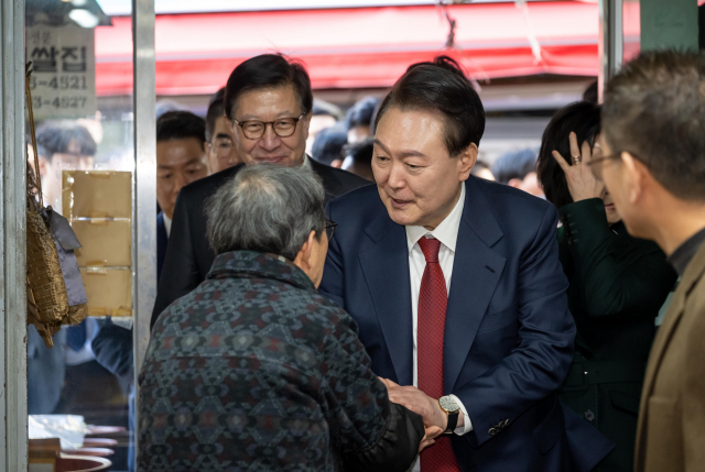 지난 13일 부산 동래시장을 방문한 윤석열 대통령. 김종진 기자