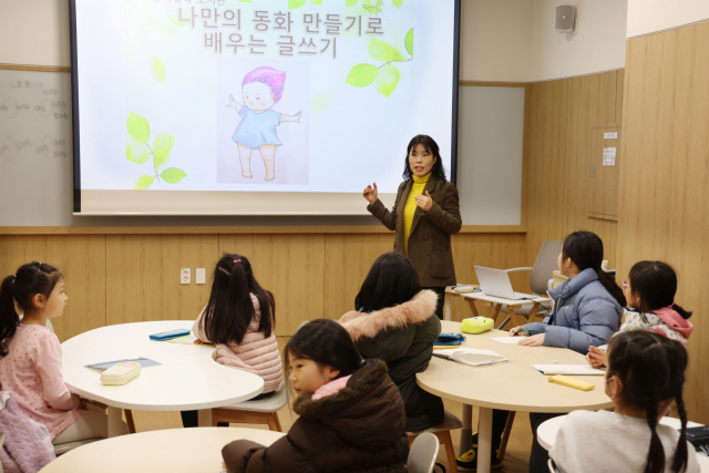부산시청 어린이복합문화공간 ‘들락날락’에서 어린이 동화 쓰기 교실이 열리고 있다. 부산일보DB