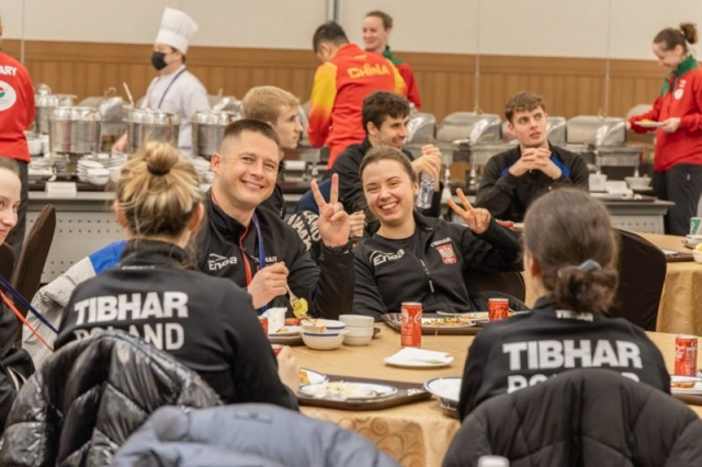 ‘BNK부산은행 2024 부산세계탁구선수권대회’가 열리는 부산 해운대구 벡스코의 선수 식당에서 이번 대회에 참가한 외국인 선수들이 식사를 하고 있다. 부산롯데호텔 제공