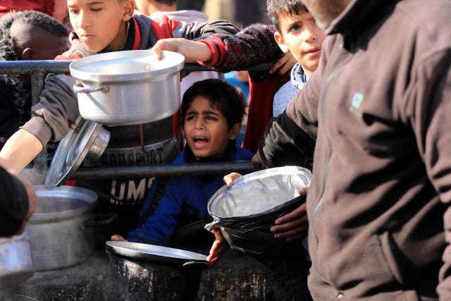 지난 14일 많은 피란민이 몰려 있는 가자지구 남부 도시 라파에서 팔레스타인 어린이들이 구호식량 배급을 기다리고 있다. 신화연합뉴스