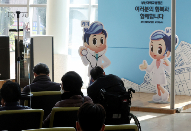 19일 부산 서구 부산대학교병원에서 외래 환자들이 진료 순서를 기다리고 있다. 김종진 기자