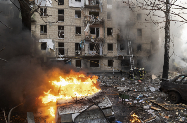 지난달 우크라이나 구조대원들이 러시아의 미사일 공격으로 파괴된 하르키우의 한 주거용 건물에서 구조작업을 펼치고 있다. 이날 키이우와 하르키우, 파블로흐라드 등을 겨냥한 러시아의 미사일 공격으로 무더기 사망자가 발생했다 EPA연합뉴스