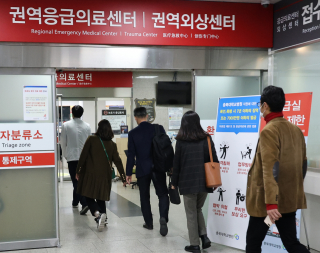 보건복지부 관계자들이 20일 현장점검을 위해 청주 충북대병원 응급실에 들어가고 있다. 연합뉴스