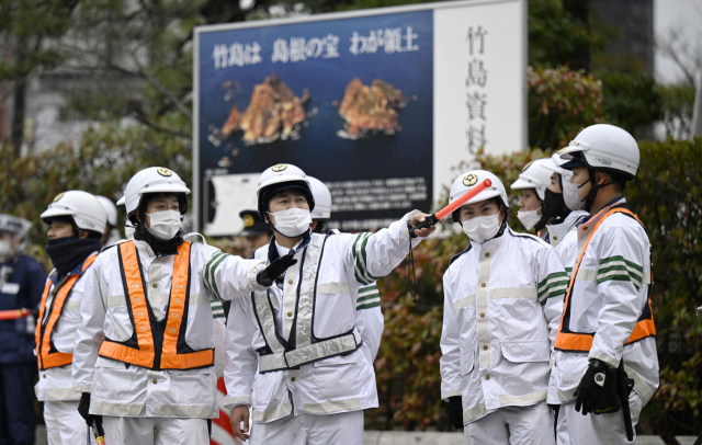 22일 일본 시마네현 마쓰에시에서 경찰들이 ‘다케시마(일본 주장 독도 명칭)의 날’ 행사에 앞서 행사장 주변을 살피고 있다. 연합뉴스