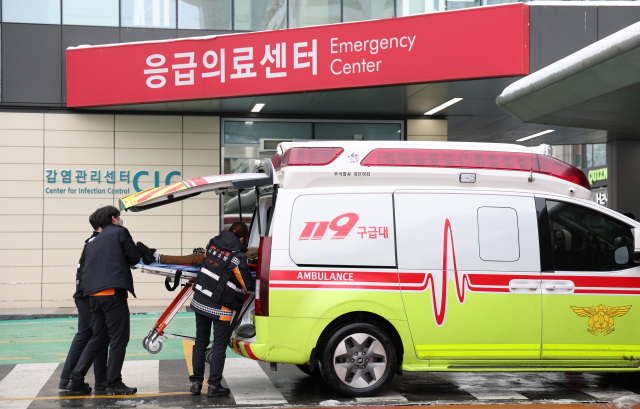 22일 오전 서울 한 대형병원에서 한 환자가 구급대원들의 도움을 받아 응급실로 이송되고 있다. 정부에 따르면 전체 전공의 대부분이 근무하는 주요 100개 수련병원을 점검한 결과 20일 밤까지 전공의 8천816명이 사직서를 제출했다. 연합뉴스