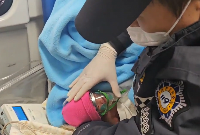 부산에서 29주 만에 태어난 신생아를 119 구급대원이 대학병원으로 이송하는 모습. 부산소방재난본부 제공