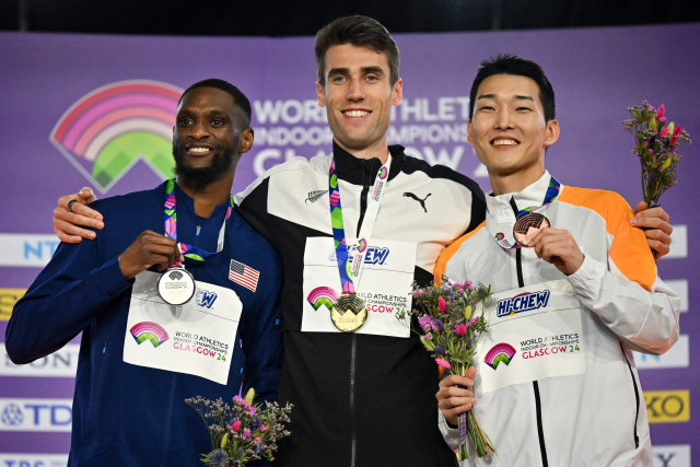 3일(한국시간) 열린 2024 세계실내육상선수권 남자 높이뛰기에서 금·은·동메달을 목에 건 해미시 커(가운데)와 셸비 매큐언(왼쪽), 그리고 우상혁. AFP연합뉴스