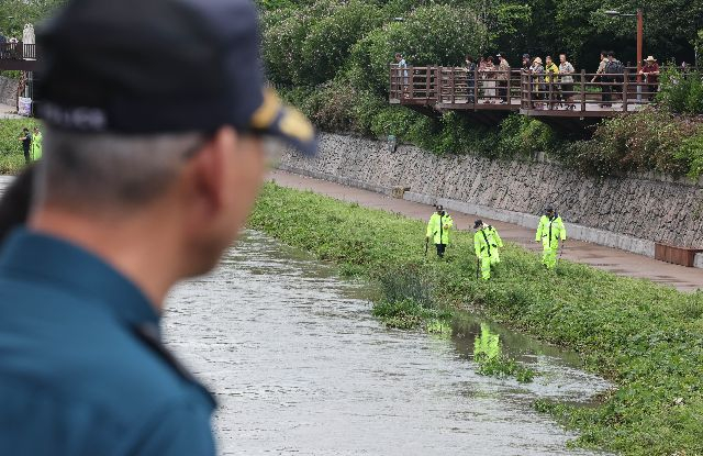 지난해 7월 부산 사상구 학장천에서 경찰과 소방 인력이 폭우로 학장천의 물이 불어나면서 실종된 60대 시민 수색작업을 하고 있는 모습. 부산일보DB
