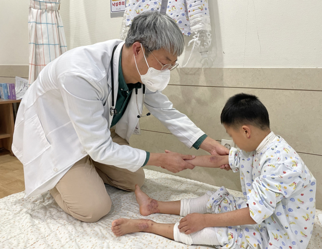 부산성모병원 황윤하 소아전문진료센터장이 소아 아토피 피부염 환자를 진료하고 있다. 부산성모병원 제공