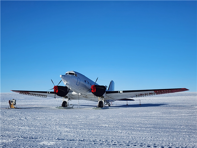 날개에 빙하투과레이더 안테나를 장착한 바슬러 항공기의 모습. 레이더 탐사 장치들이 비행기 양 날개 뒷부분에 일렬로 설치됨. 이같은 고정익 빙하 레이더 탐사 장치는 이번에 우리나라 최초로 개발 및 운용됨. 극지연구소 제공