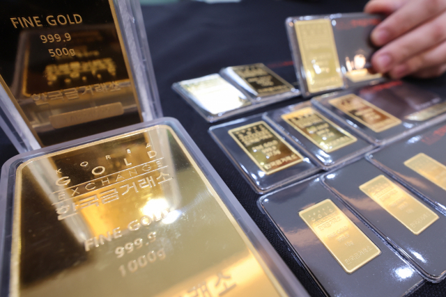 금값이 2개월여 만에 사상 최고 수준으로 올랐다. 한국거래소(KRX) 금 시장에서 1kg짜리 금 현물의 1g당 가격은 전 거래일보다 1.96% 오른 8만 9040원에 거래를 마쳤다. 연합뉴스
