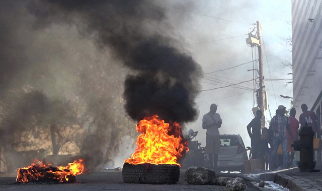 지난 3일 아이티의 수도 포르토프랭스 교도소 인근에서 수천 명의 수감자들이 난동을 부려 불에 탄 타이어가 나뒹굴고 있다. AFP연합뉴스